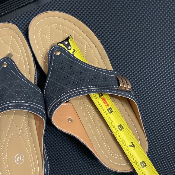 Black heeled flip flops - refer to measurements for size - Picture 6 of 9
